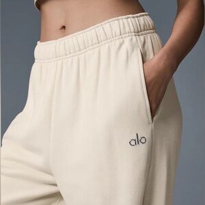 ALO Yoga Accolade Straight Leg Sweatpant  Oat Milk (XXS)
